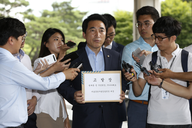 새정치민주연합 국민정보지키기위원회(위원장 안철수)가 국가정보원의 해킹 의혹과 관련해 원세훈 전 국가정보원장과 ㈜나나테크를 검찰에 고발하겠다고 밝힌 23일 오후 박수현 원내대변인이 고발장을 접수하기 위해 서울중앙지방검찰청으로 들어가며 기자들의 질문에 답하고 있다. 이정아 기자 leej@hani.co.kr 