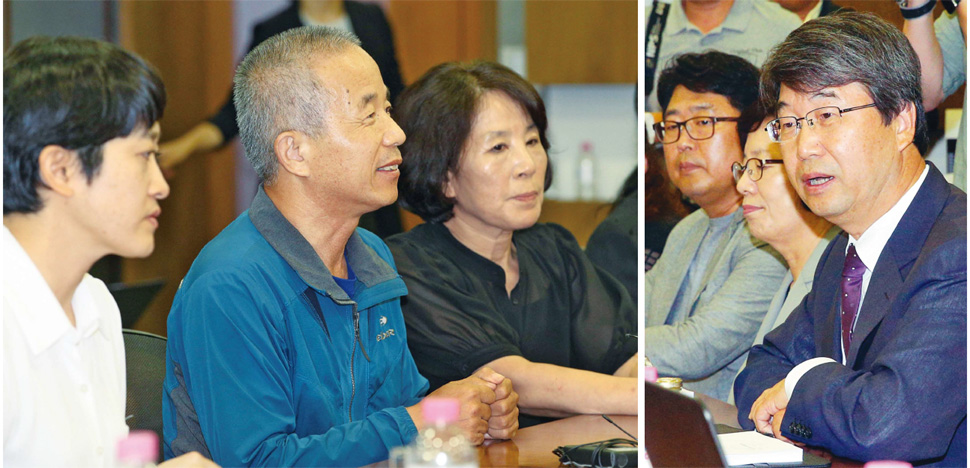 삼성반도체 백혈병 피해자 고 황유미의 아버지 황상기 ‘반도체 노동자의 건강과 인권 지킴이 반올림’ 교섭단 대표(가운데)가 23일 오후 서울 서대문구 법무법인 지평 회의실에서 조정권고안에 대한 의견을 밝히고 있다.(왼쪽 사진) 김지형 ‘삼성전자 반도체 등 사업장에서의 백혈병 등 질환 발병과 관련한 문제 해결을 위한 조정위원회’ 위원장(맨 오른쪽)이 이에 앞서 조정권고안을 발표하고 있다. 신소영 기자 viator@hani.co.kr