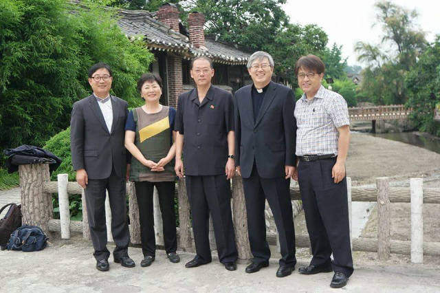 광복 70주년 남북공동행사 개최를 논의하기 위해 ‘광복 70주년, 6·15 공동선언 남북 준비위원회’ 대표들이 23일 개성 민속회관에서 사전접촉을 했다. 왼쪽부터 정인성 원불교 교무, 손미희 6·15여성본부 공동대표, 양철식 북쪽위부위원장, 김광준 광복 70주년 남쪽 준비위(남쪽위) 운영위원장, 이승환 남쪽위 대변인. 광복 70돌, 6·15 공동선언 발표 15돌 민족공동행사 남쪽 준비위원회 제공