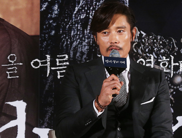 배우 이병헌이 24일 오전 서울 광진구 자양동 롯데시네마 건대입구에서 열린 영화 ‘협녀, 칼의 기억’ 제작보고회에서 인사말을 하고 있다. 2015.7.24 연합