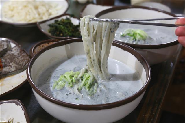 철원군 동송읍 우렁골늦서리태두부집의 검은콩 콩국수