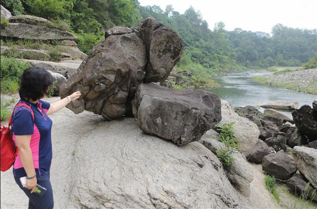 한탄강 고석 주변에선 용암인 현무암과 기반암인 화강암을 함께 살펴볼 수 있다. 사진 이병학 선임기자