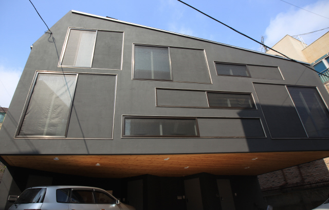 망고스틴 껍질색으로 외관을 칠했다.  사진 박미향 기자 <A href="mailto:mh@hani.co.kr">mh@hani.co.kr</A>