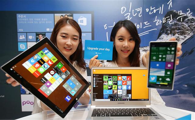 29일 오전 서울 중학동 한국마이크로소프트에서 직원들이 컴퓨터 운영체제 ‘윈도10’을 시연하고 있다. 기존 윈도7과 8, 윈도폰8.1 사용자는 이날부터 1년 동안 무료로 업그레이드할 수 있다. 연합뉴스