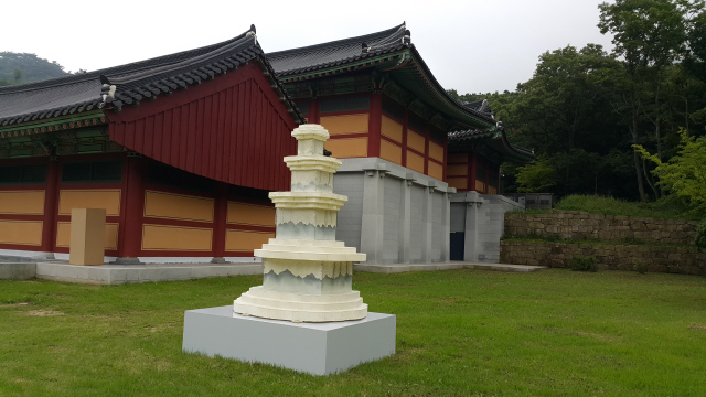 전영일 작가가 종이로 작업한 빛탑이 대흥사 경내에 놓여 있다. 사진 노형석 기자