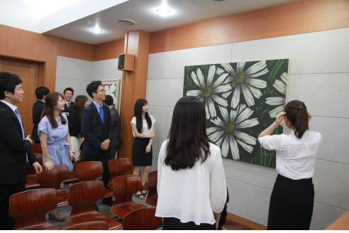 지난 22일부터 대법정과 소법정에 장창익 화백의 그림 12점을 전시 중이다.