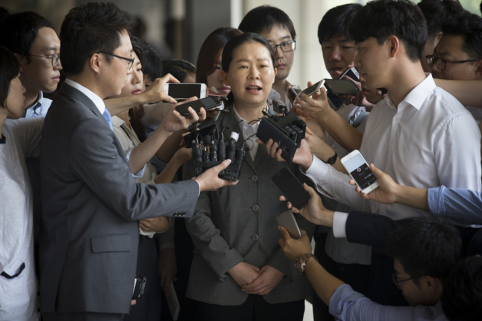 권은희 의원이 지난달 30일 오전 서울 서초구 서울중앙지검 앞에서 기자들의 질문에 답하고 있다. 김성광 기자 flysg2@hani.co.kr
