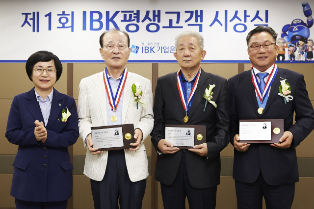 아이비케이(IBK)기업은행(은행장 권선주·맨 왼쪽)은 30일 ‘제1회 아이비케이 평생고객’ 시상식을 열고 김두호, 진장원, 한만우씨에게 감사패를 전달했다.