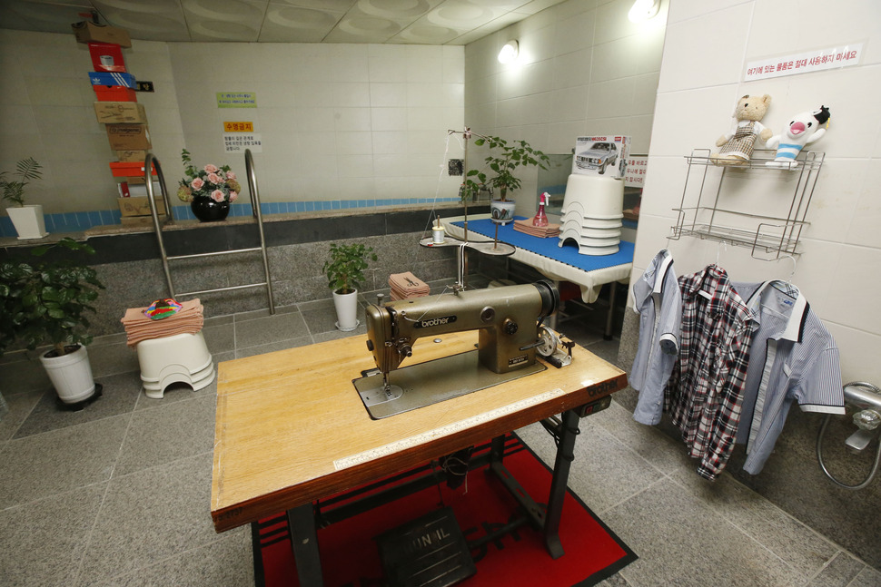 도저 김 작가가 8월 1~5일 서울 양천구 목동 영진목욕탕 남탕에서 전시하는 `시티 게임‘ 전시의 일부. 지역주민들의 물건들이 공간을 재구성하고 있다. 이정아 기자 leej@hani.co.kr
