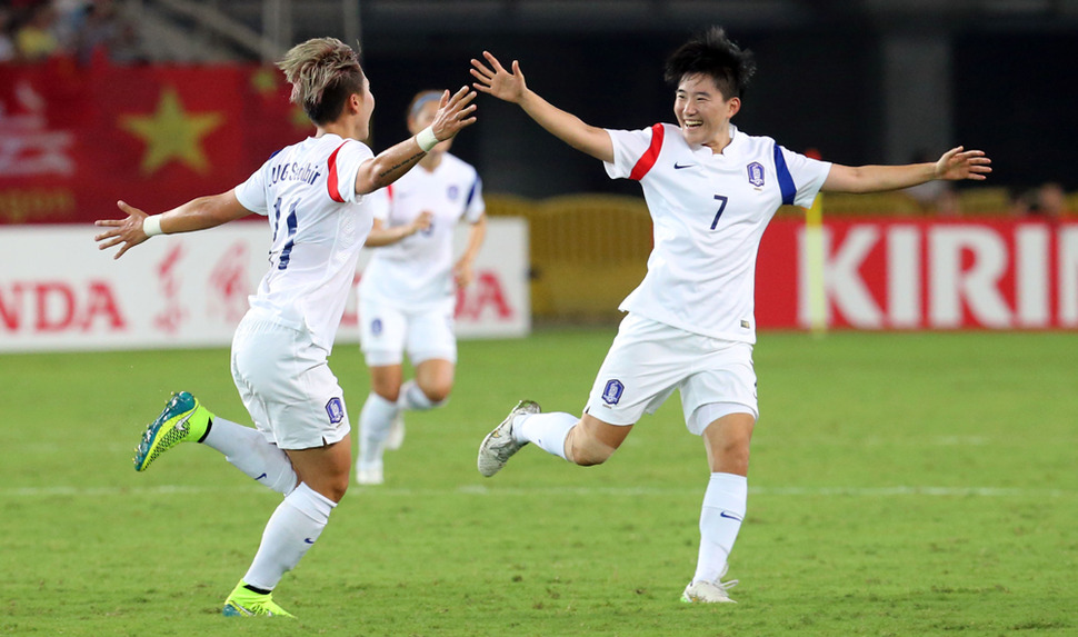 1일 중국 후베이성 우한스포츠센터에서 열린 동아시안컵 여자축구대회 한국과 중국의 경기에서 한국 정설빈(왼쪽)이 선취골을 넣고 환호하고 있다. 2015.8.1 우한/연합뉴스