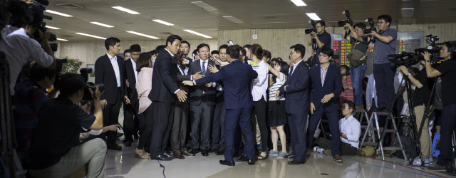 신동빈 롯데그룹 회장이 3일 오후 서울 강서구 김포공항 국제선 입국장에서 나오며 취재진의 질문에 답하고 있다.  김성광 기자 flysg2@hani.co.kr