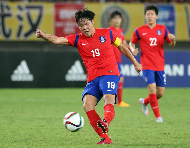 2일 중국 후베이성 우한스포츠센터에서 열린 동아시안컵 축구대회 한국과 중국의 경기에서 한국 김영권이 슈팅하고 있다. 2015.8.3 (우한=연합뉴스)