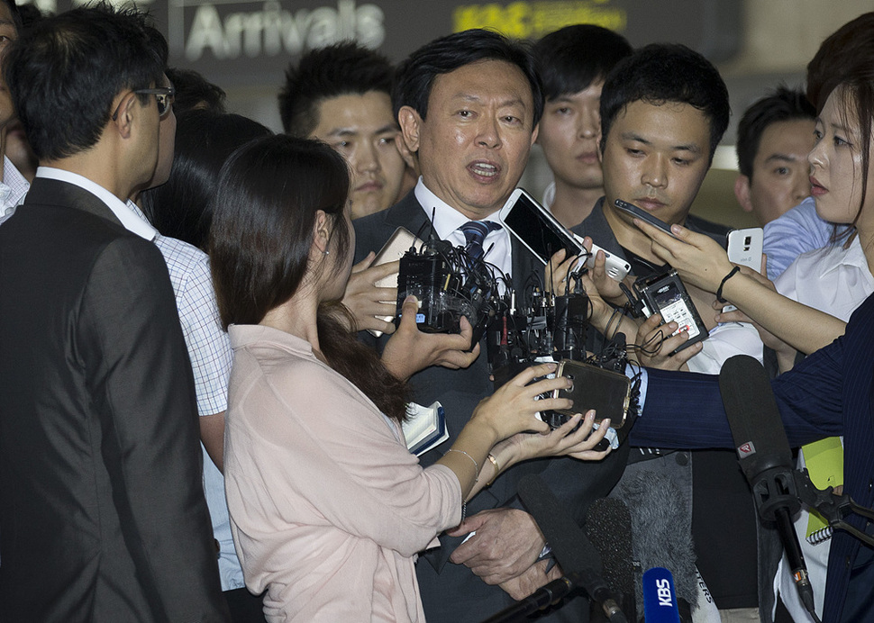 신동빈 롯데그룹 회장이 3일 오후 서울 강서구 김포공항 국제선 입국장에서 나오며 취재진의 질문에 답하고 있다. 김성광 기자 flysg2@hani.co.kr