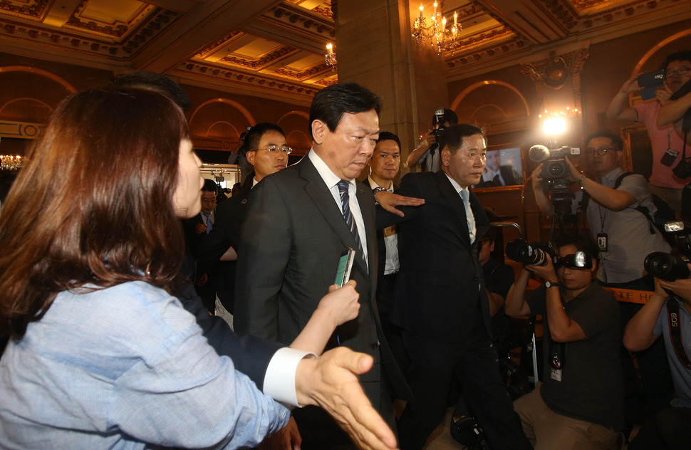 신동빈 롯데그룹 회장이 3일 오후 김포공항으로 입국해 아버지 신격호 회장이 있는 서울 소공동 롯데호텔로 들어서고 있다. 신소영 기자 viator@hani.co.kr 2015.08.03