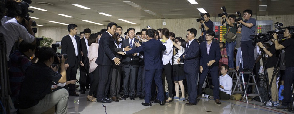 신동빈 롯데그룹 회장이 3일 오후 서울 강서구 김포공항 국제선 입국장에서 나오며 취재진의 질문에 답하고 있다. 김성광 기자 flysg2@hani.co.kr