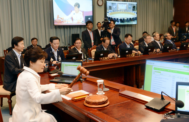 박근혜 대통령이 4일 오전 청와대에서 영상국무회의를 주재하고  하고 있다. 청와대사진기자단