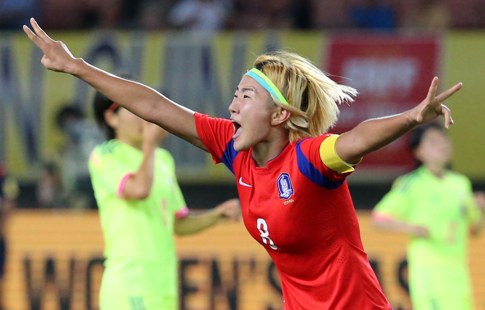 4일 중국 후베이성 우한스포츠센터에서 열린 동아시안컵 여자축구대회 한국과 일본의 경기에서 한국 조소현이 동점골을 넣고 기뻐하고 있다. 연합뉴스