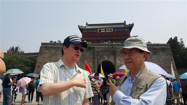 만리장성의 동쪽 끝 산해관 앞에서 김정배 국사편찬위원장과 김학준 동북아역사재단 이사장이 최근 중국의 장성공정과 역사왜곡에 대해 이야기를 나누고 있다. 사진 노형석 기자