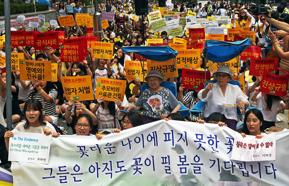 5일 오후 서울 종로구 일본대사관 앞에서 열린 일본군 ‘위안부‘ 문제 해결을 위한 제 1190차 정기 수요집회에서 길원옥, 김복동 할머니를 비롯한 참가자들이 일본의 사죄를 촉구하고 있다.  이정용 선임기자 lee312@hani.co.kr