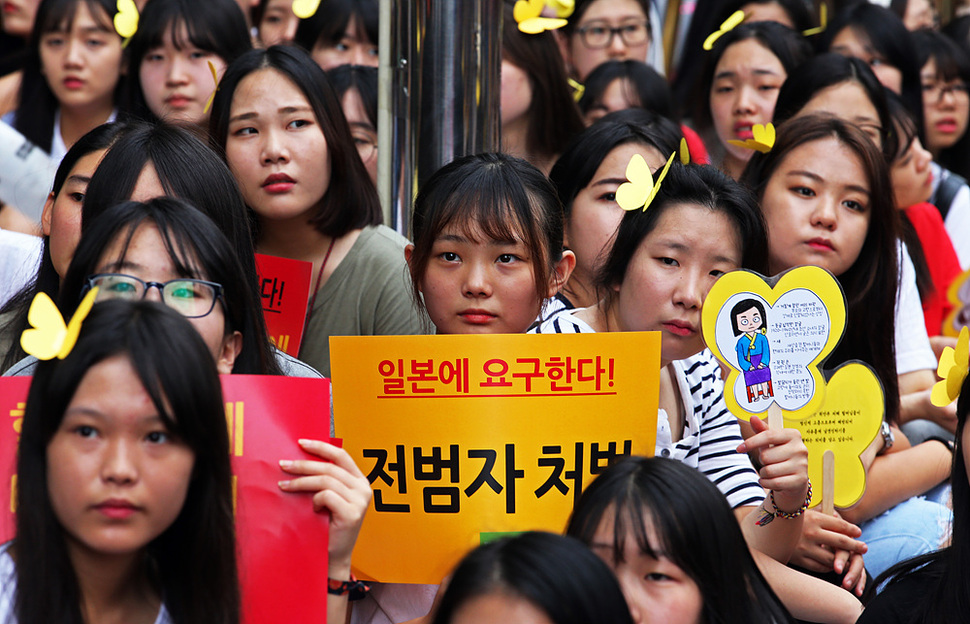 5일 오후 서울 종로구 일본대사관 앞에서 열린 일본군 ‘위안부‘ 문제 해결을 위한 제 1190차 정기 수요집회에서 참가자들이 일본의 사죄를 촉구하고 있다.  이정용 선임기자 lee312@hani.co.kr