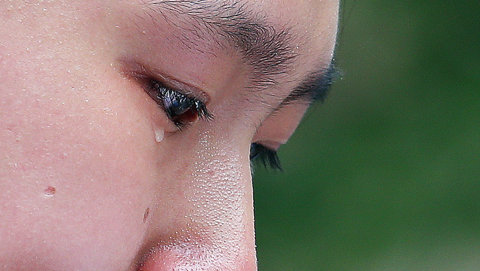 일본군 위안부 문제 해결을 위한 제 1190차 정기 수요집회가 5일 오후 서울 중학동 일본대사관앞에서 열려 청주 청원고 이윤진 학생이 자유발언을 하며 눈물을 흘리고 있다. 이정용 선임기자 lee312@hani.co.kr