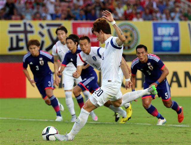 축구대표팀의 미드필더 장현수가 5일 열린 동아시안컵 축구대회 일본과의 경기에서 전반 27분 페널티킥을 성공시키고 있다. 우한/연합뉴스