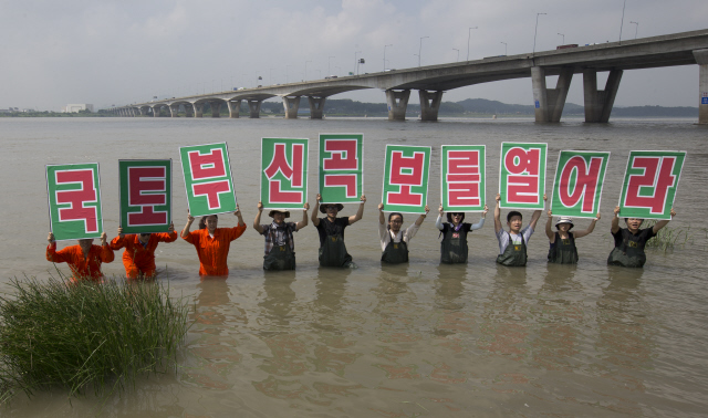 환경운동연합 활동가들이 6일 오전 경기 고양시 김포대교 북단 신곡수중보 인근에서 보가 한강의 흐름을 막아 수질을 악화시킨다며 보 철거를 촉구하는 시위를 하고 있다.  김성광 기자 flysg2@hani.co.kr