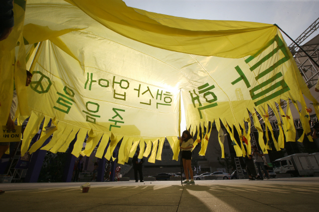 청년초록네트워크 등 시민사회단체 회원들이 일본 히로시마 원폭 투하 70돌인 6일 오후 서울 종로구 광화문광장에서 ‘원폭 70주년, 탈핵사회를 위한 푸른하늘을 향한 행진’을 하고 있다.  신소영 기자 viator@hani.co.kr