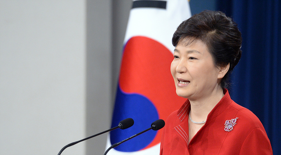 박근혜 대통령이 청와대 춘추관 브리핑룸에서 대국민 담화를 발표하고 있다. 청와대사진기자단