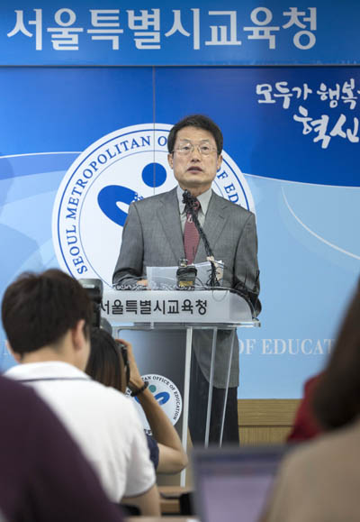 조희연 서울시교육감이 6일 오전 종로구 서울 교육청에서 ‘학교 성범죄 척결 및 학교문화 개선 대책’을 발표하고 있다. 이날 기자회견에서 조 교육감은 “아이들이 행복하게 성장할 수 있도록 가장 안전한 울타리가 되어야 할 학교에서 학생들을 대상으로 저지른 성범죄에 대해서는 무관용을 원칙으로 철저하게 대응할 것”이라고 발표했다. 2015.8.6 연합