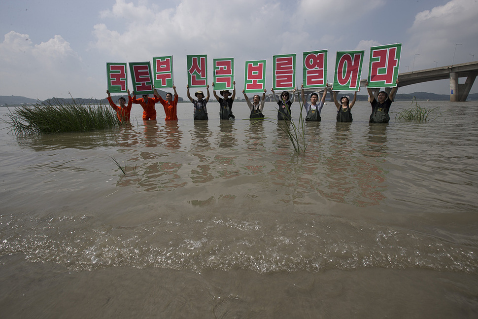 서울환경연합과 환경운동연합 활동가들이 6일 오전 경기 고양시 김포대교 옆에 위치한 신곡수중보 북단에서 한강의 흐름을 막아 수질을 악화시키는 신곡보 철거를 촉구하며 행위극을 하고 있다. 고양/김성광 기자 flysg2@hani.co.kr