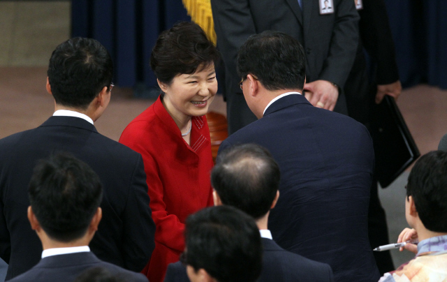 박근혜 대통령이 6일 오전 청와대에서 대국민담화를 발표한 뒤 기자들과 인사하고 있다. 이정용 선임기자 lee312@hani.co.kr