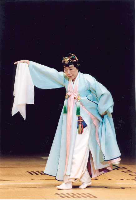 7일 오전 ‘한국춤의 거목’ 이매방 명인이 별세했다. 2008년 12월 서울 종로구 세종로 세종문화회관에서 열린 ‘하얀사 고이 접어’ 공연에서 살풀이춤을 추던 이 명인의 모습. <한겨레> 자료사진