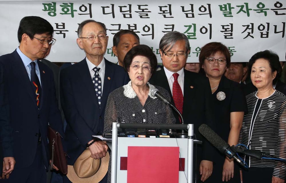 이희호 김대중평화센터 이사장이 3박 4일간의 방북 일정을 마친고 8일 오후 김포공항을 통해 귀국, 차량 탑승에 앞서 인사말을 하고 있다. 이정우 선임기자 woo@hani.co.kr