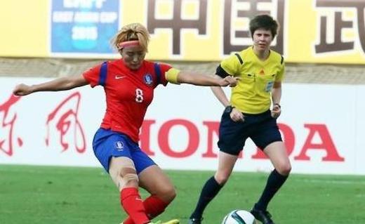 8일 중국 후베이성 우한 스포츠센터에서 열린 동아시안컵 여자축구대회 한국과 북한의 경기에서 한국 조소현이 슛 하고 있다. 2015.8.8 (우한=연합뉴스)