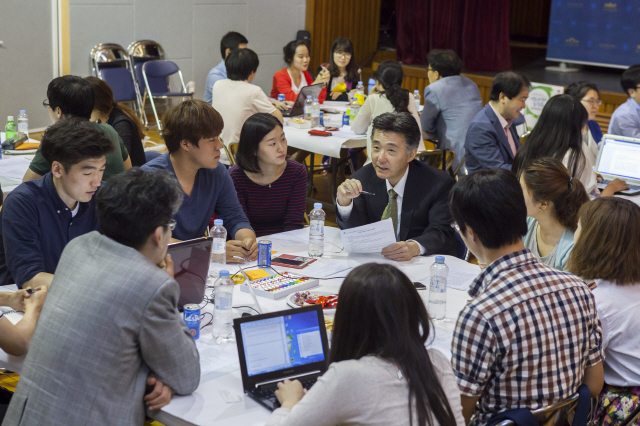 지난해 6월20일 경희대학교 네오르네상스관에서 진행된 ‘경희 미래대학리포트’ 출범식에서 조인원 총장(뒷줄 왼쪽 넷째)과 교수 및 학생들이 함께 정치, 경제, 사회·문화, 교육, 인물, 우주·에스에프 등 다양한 주제로 ‘소셜픽션’ 형식의 토론을 진행하고 있다. 경희대 제공