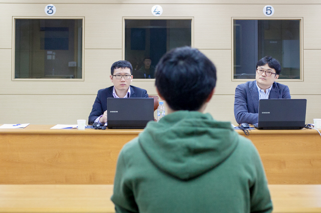 2015학년도 경희대 수시면접에 지원한 한 학생이 면접관들의 질문에 답을 하고 있다.   경희대 제공