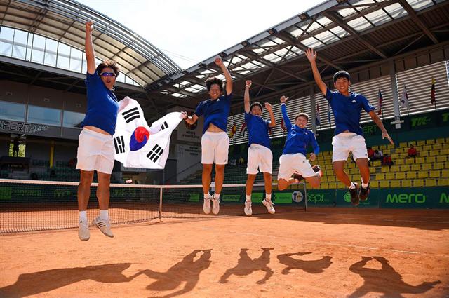 8일(현지시각) 국제테니스연맹(ITF) 월드주니어대회 남자부에서 우승한 14살 이하 한국대표팀 선수들이 기뻐하고 있다. 중고테니스연맹 제공