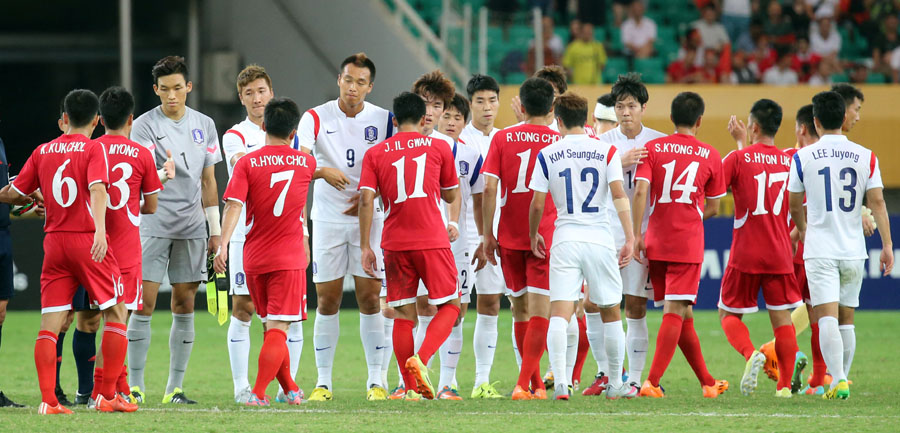 울리 슈틸리케 감독의 축구대표팀이 9일 중국 우한 스포츠센터에서 열린 동아시아축구연맹 대회(동아시안컵) 북한과의 3차전에서 지독한 불운으로 0-0으로 비겼다. 우한/연합뉴스