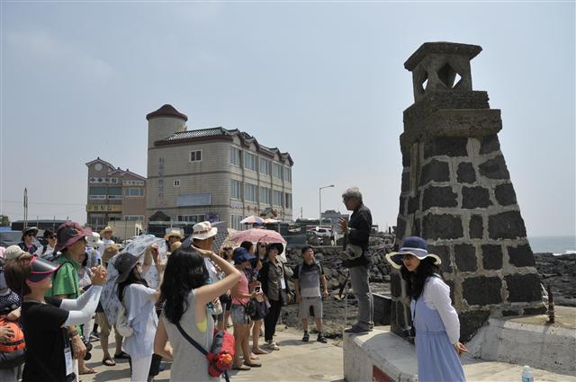 지난달 29일 제주 한경면에 위치한 자구내포구에서 주강현 제주대 석좌교수가 교사직무 연수 프로그램에 참여한 교사들에게 도대불과 차귀도에 대해 설명하고 있다.