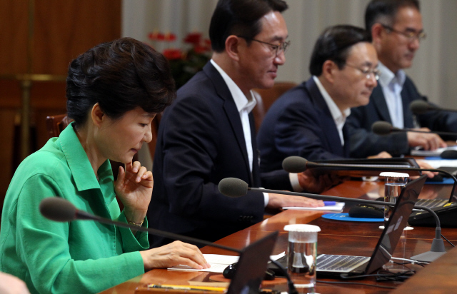 박근혜 대통령이 10일 오전 청와대에서 열린 대통령 주재 수석비서관회의를 앞두고 회의자료를 살펴보고 있다.  청와대사진기자단