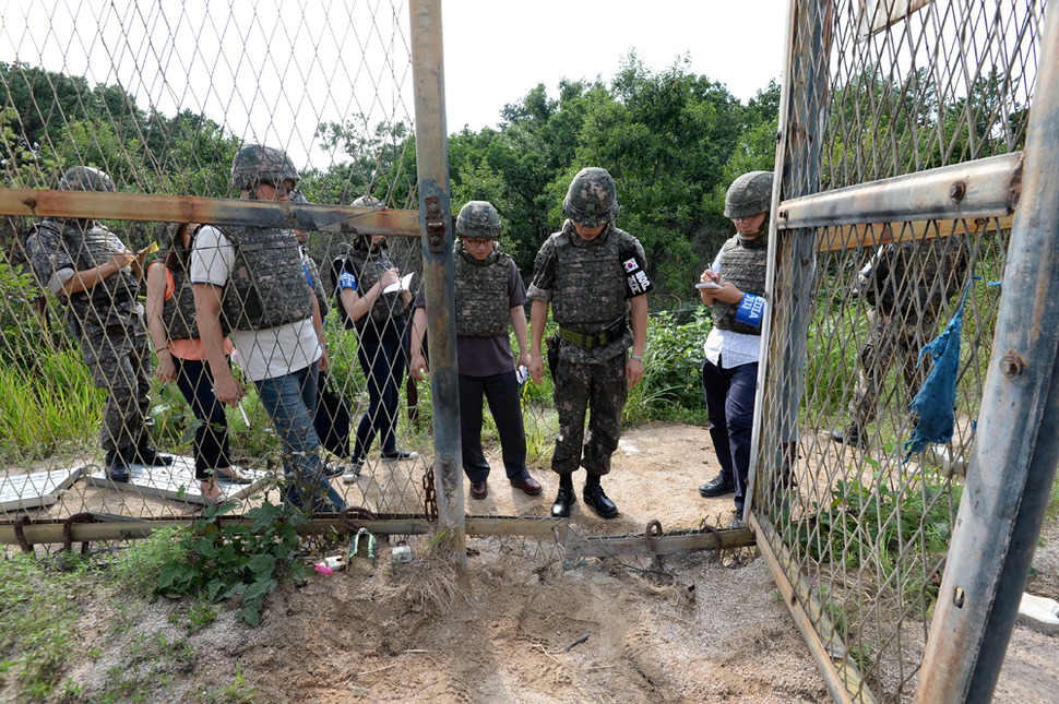 지난 4일 비무장지대(DMZ)에서 발생한 지뢰폭발사고를 조사한 합동조사단의 안영호 단장(육군 준장)이 9일 사고 현장을 방문한 취재진에 당시 상황을 직접 설명하고 있다. 연합뉴스