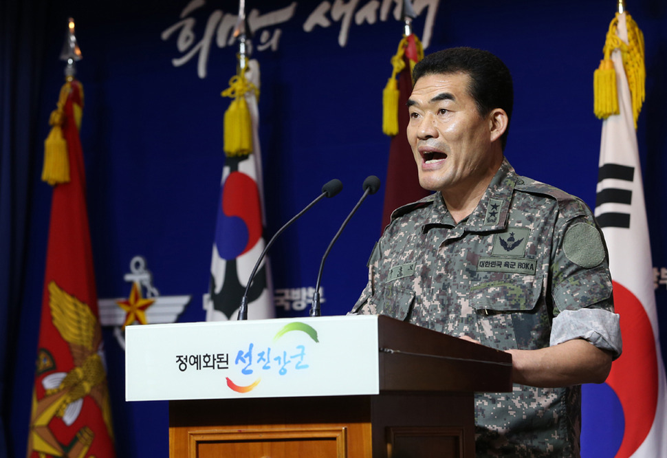 구홍모 합동참모본부 작전부장이 10일 서울 용산 국방부에서 북한이 비무장지대(DMZ)에 살상용 목함지뢰를 매설한 행위와 관련한 대북 성명을 발표하고 있다. 군 당국은 성명을 통해 강력한 보복 응징 의지를 천명하면서 북한에 대해 사과와 책임자 처벌을 촉구했다. 연합뉴스