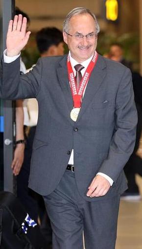 7년 만에 동아시안컵 우승을 이끈 울리 슈틸리케 축구대표팀 감독이 10일 금메달을 목에 걸고 인천국제공항을 통해 입국하고 있다.  인천공항/연합뉴스