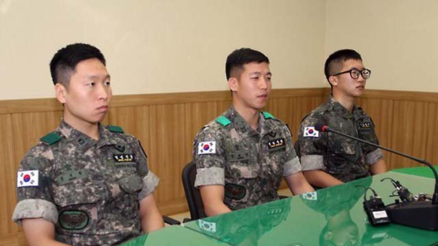 지난 4일 비무장지대(DMZ) 지뢰폭발 사고 당시 작전에 참가한 장병들이 11일 오전 경기도 고양시 덕양구 국군고양병원에서 열린 기자회견에서 당시 상황을 설명하고 있다.(고양=연합뉴스)