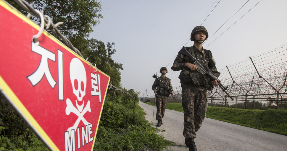 비무장지대(DMZ) 지뢰폭발 사고로 남북관계에 군사적 긴장이 고조된 가운데 11일 오후 장병들이 서부전선 철책 부근에서 경계활동을 하고 있다. 길가에 지뢰 매설을 알리는 안내판이 붙어 있다. 김성광 기자 <A href="mailto:flysg2@hani.co.kr">flysg2@hani.co.kr</A>