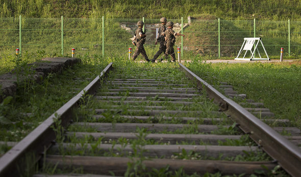 강원도 철원군 중부전선에서 경원선 철도가 비무장지대(DMZ) 방호벽에 가로막혀 있다. 사진 연합뉴스