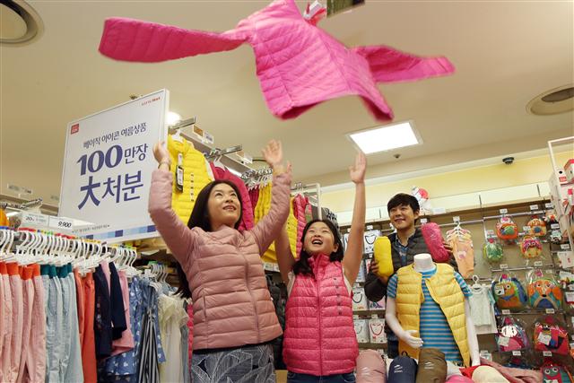 12일 서울 봉래동 롯데마트 서울역점에선 한여름에 겨울상품을 파는 ‘역시즌 전략’으로 ‘울트라 라이트’ 다운 점퍼 출시 행사가 진행됐다. 솜털 90％와 깃털 10％로 구성된 다운 상품은 베스트 성인용 4만9900원, 어린이용 3만9900원, 다운점퍼 성인용 5만9900원, 아동용 4만9900원으로 판매된다.  연합뉴스