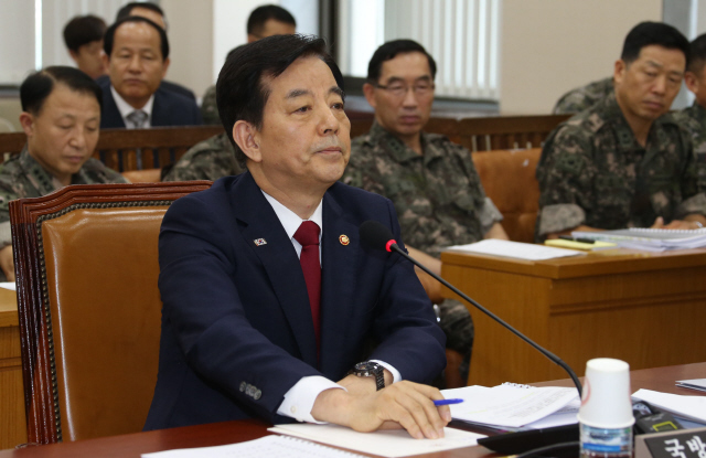 한민구 국방부 장관이 12일 오전 국회 국방위원회에서 유승민 새누리당 의원의 질의를 들으며 굳은 표정을 짓고 있다. 유 의원은 지난 4일 북한의 지뢰도발 이후 정부 부처간 엇박자와 늑장대응에 대해 질책했다.  이정우 선임기자 woo@hani.co.kr