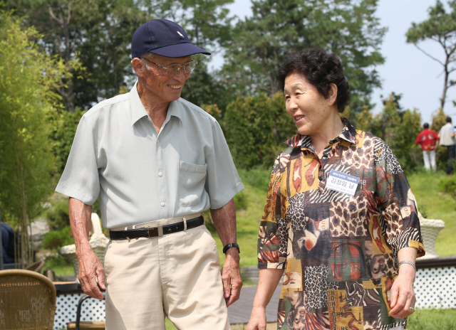 (왼쪽부터) 송학섭씨, 김정임씨. 사진 화성시 제공 